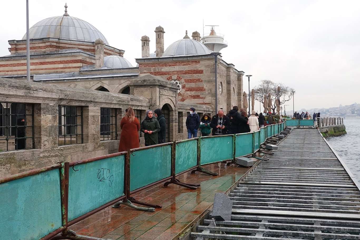 Tarihi Şemsi Paşa Camiinin yolunun yıllardır yapılmamasına tepki Tarihi Şemsi Paşa Camiinin yolunun yıllardır yapılmamasına tepki